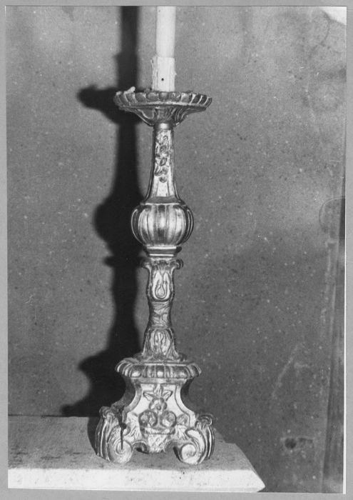 Quatre chandeliers d'autel