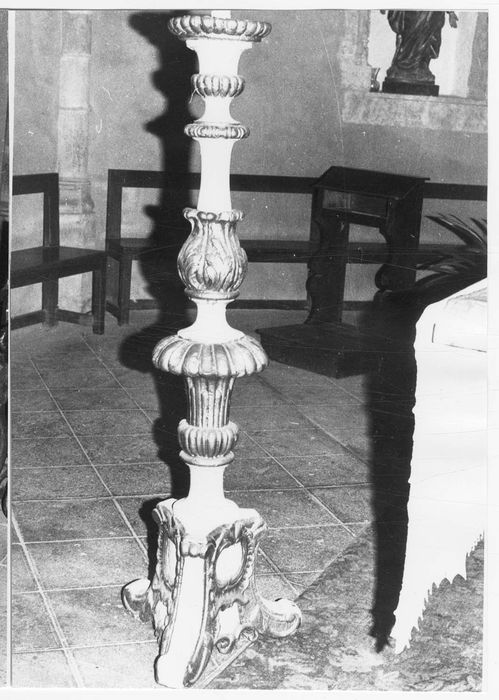 Deux chandeliers pascals