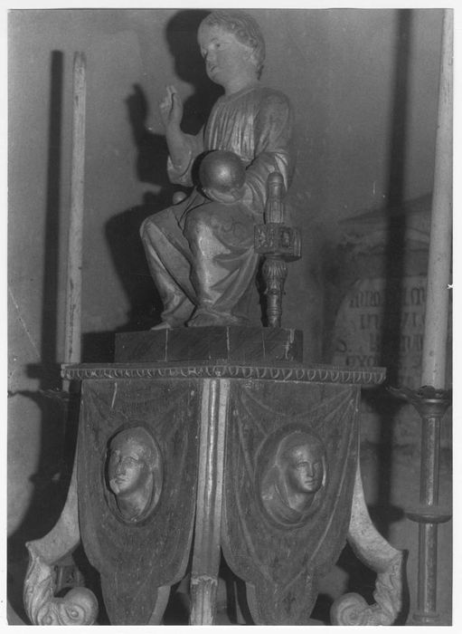 Statue et son socle : L'Enfant Jésus