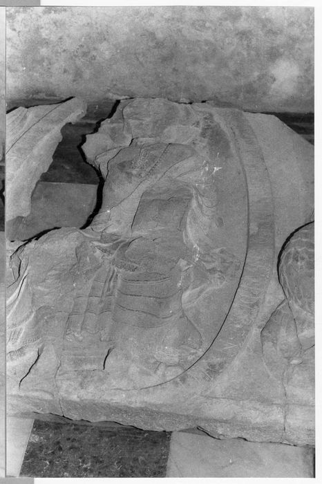 Fragments de sculptures du tympan du portail : Christ en gloire et quatre évangélistes