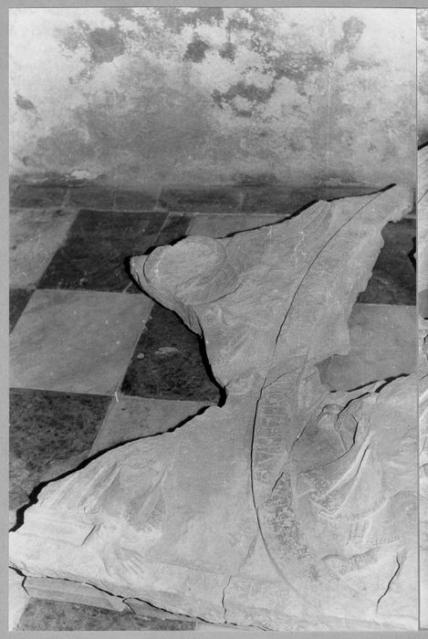 fragments de sculptures du tympan du portail : Christ en gloire et quatre évangélistes