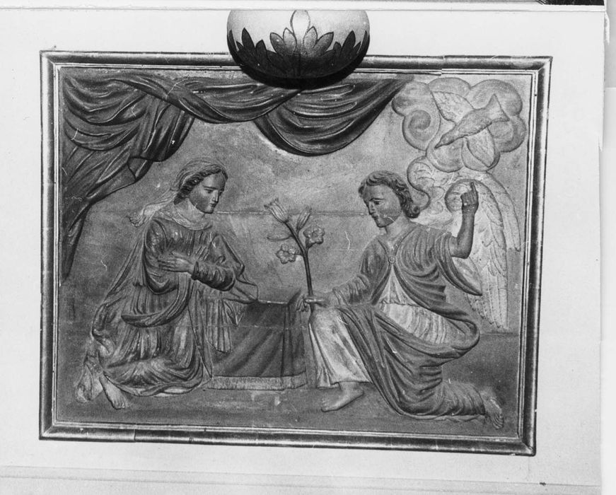 autel (maître-autel) avec devant d'autel, son retable et les deux retables latéraux avec leurs tableaux, les boiseries et trois bas-reliefs : Les Evangélistes, l'Annonciation et la Visitation