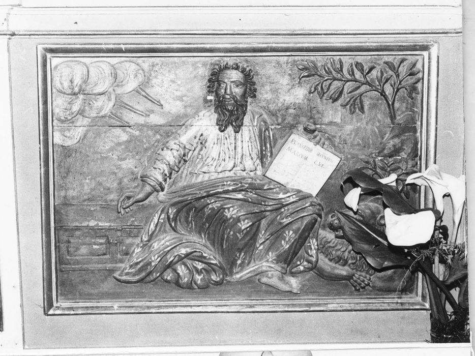 autel (maître-autel) avec devant d'autel, son retable et les deux retables latéraux avec leurs tableaux, les boiseries et trois bas-reliefs : Les Evangélistes, l'Annonciation et la Visitation