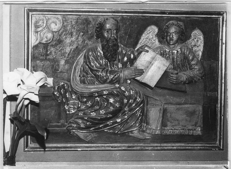 autel (maître-autel) avec devant d'autel, son retable et les deux retables latéraux avec leurs tableaux, les boiseries et trois bas-reliefs : Les Evangélistes, l'Annonciation et la Visitation