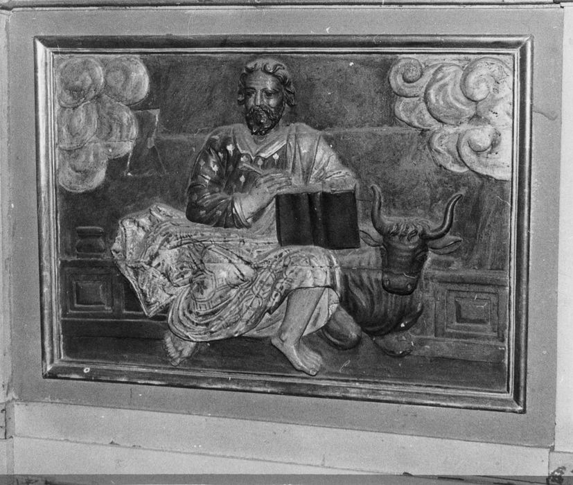 autel (maître-autel) avec devant d'autel, son retable et les deux retables latéraux avec leurs tableaux, les boiseries et trois bas-reliefs : Les Evangélistes, l'Annonciation et la Visitation