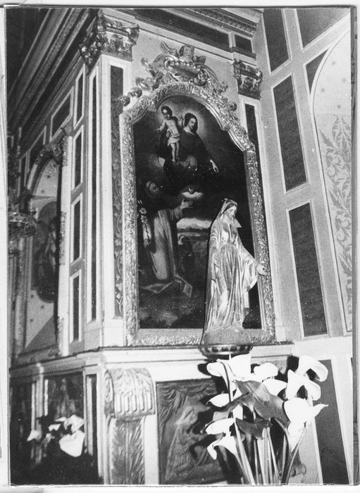 autel (maître-autel) avec devant d'autel, son retable et les deux retables latéraux avec leurs tableaux, les boiseries et trois bas-reliefs : Les Evangélistes, l'Annonciation et la Visitation