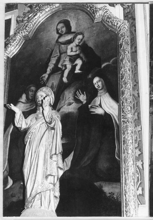 autel (maître-autel) avec devant d'autel, son retable et les deux retables latéraux avec leurs tableaux, les boiseries et trois bas-reliefs : Les Evangélistes, l'Annonciation et la Visitation