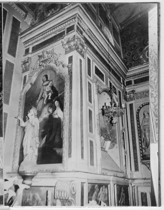 autel (maître-autel) avec devant d'autel, son retable et les deux retables latéraux avec leurs tableaux, les boiseries et trois bas-reliefs : Les Evangélistes, l'Annonciation et la Visitation