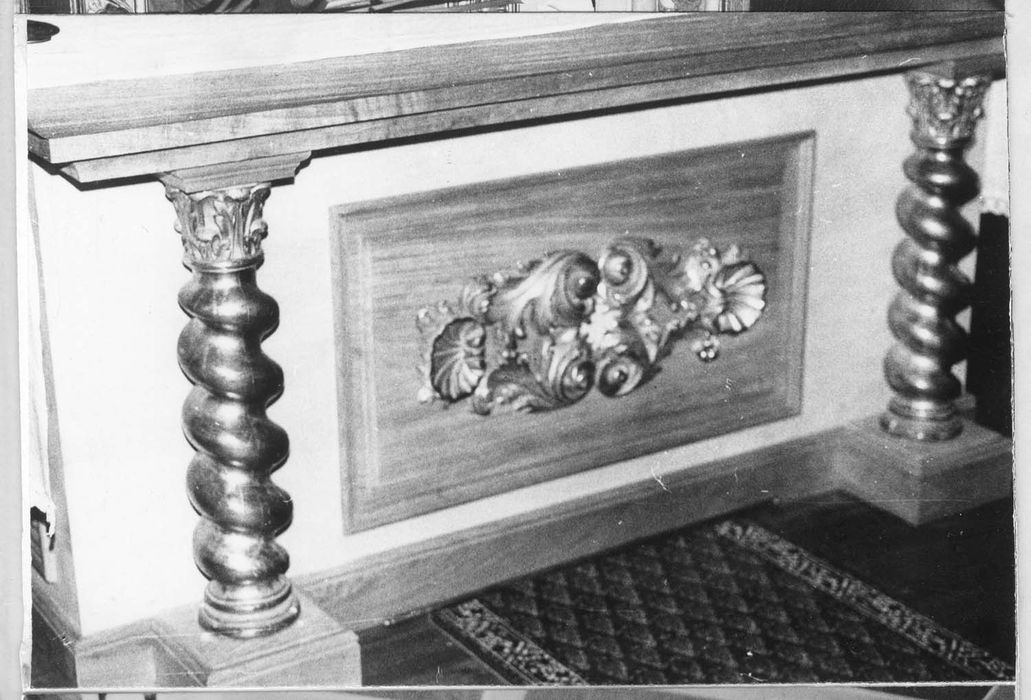 autel (maître-autel) avec devant d'autel, son retable et les deux retables latéraux avec leurs tableaux, les boiseries et trois bas-reliefs : Les Evangélistes, l'Annonciation et la Visitation