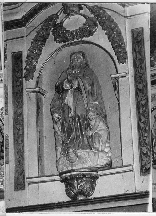 autel (maître-autel) avec devant d'autel, son retable et les deux retables latéraux avec leurs tableaux, les boiseries et trois bas-reliefs : Les Evangélistes, l'Annonciation et la Visitation