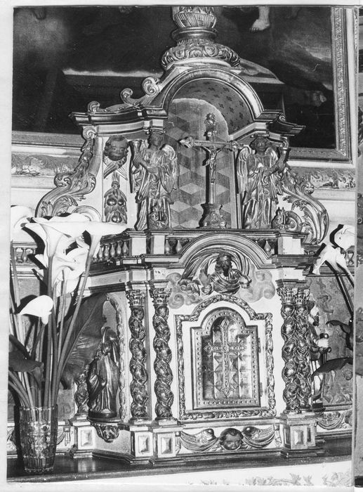 autel (maître-autel) avec devant d'autel, son retable et les deux retables latéraux avec leurs tableaux, les boiseries et trois bas-reliefs : Les Evangélistes, l'Annonciation et la Visitation