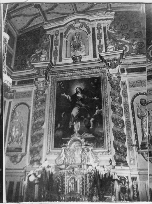 autel (maître-autel) avec devant d'autel, son retable et les deux retables latéraux avec leurs tableaux, les boiseries et trois bas-reliefs : Les Evangélistes, l'Annonciation et la Visitation