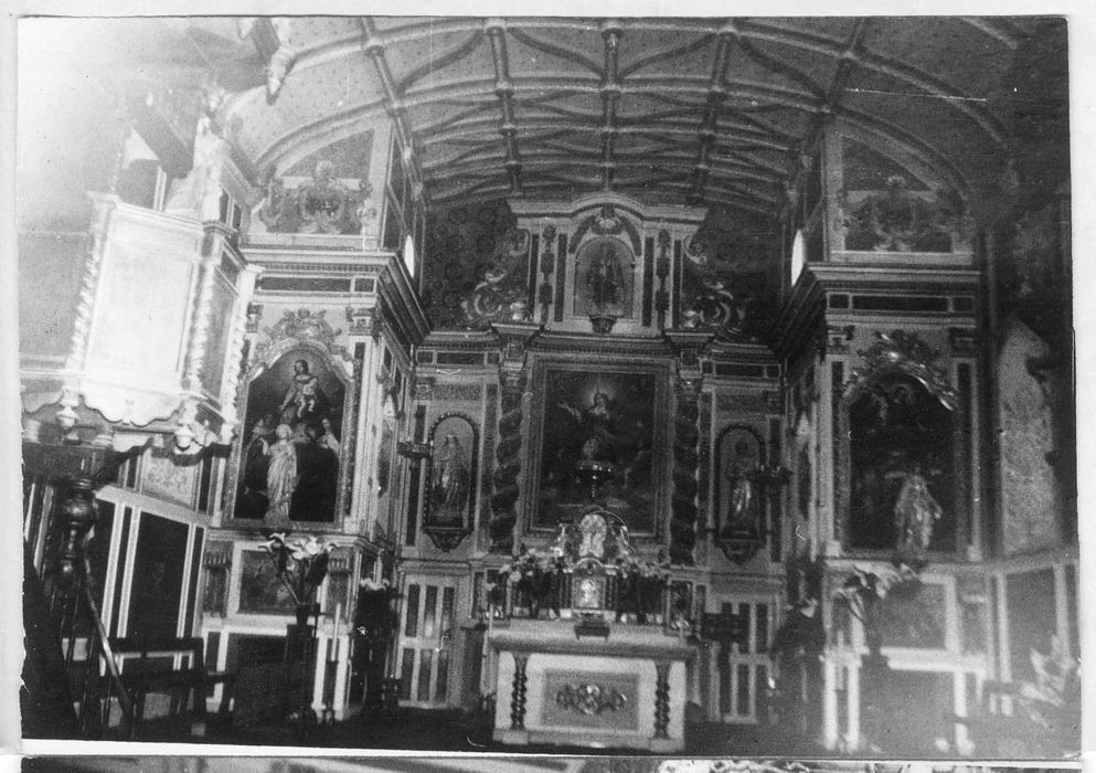 autel (maître-autel) avec devant d'autel, son retable et les deux retables latéraux avec leurs tableaux, les boiseries et trois bas-reliefs : Les Evangélistes, l'Annonciation et la Visitation