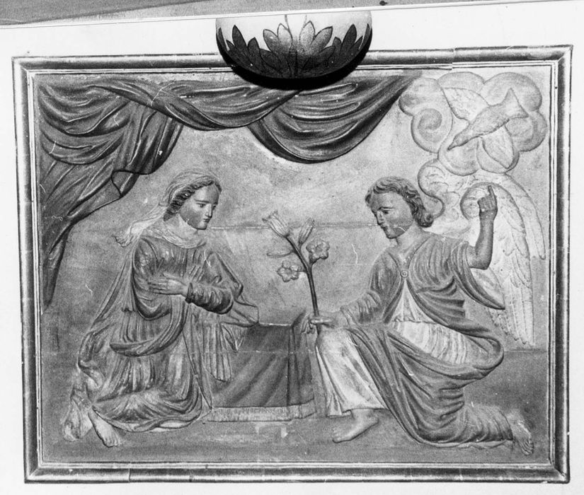 autel (maître-autel) avec devant d'autel, son retable et les deux retables latéraux avec leurs tableaux, les boiseries et trois bas-reliefs : Les Evangélistes, l'Annonciation et la Visitation