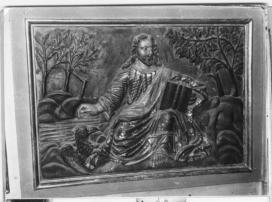 autel (maître-autel) avec devant d'autel, son retable et les deux retables latéraux avec leurs tableaux, les boiseries et trois bas-reliefs : Les Evangélistes, l'Annonciation et la Visitation