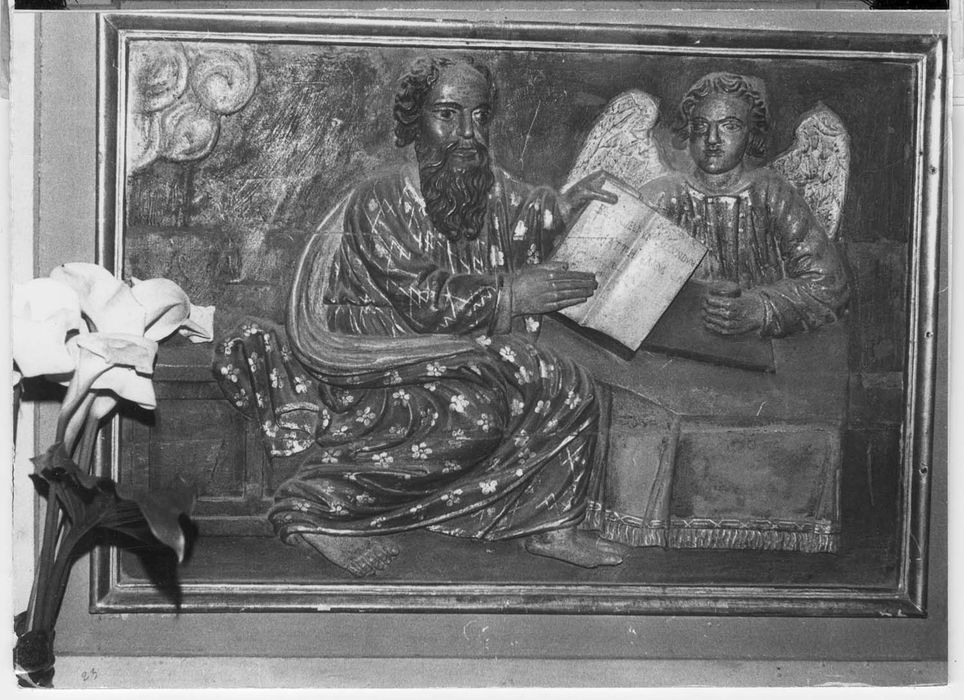 autel (maître-autel) avec devant d'autel, son retable et les deux retables latéraux avec leurs tableaux, les boiseries et trois bas-reliefs : Les Evangélistes, l'Annonciation et la Visitation