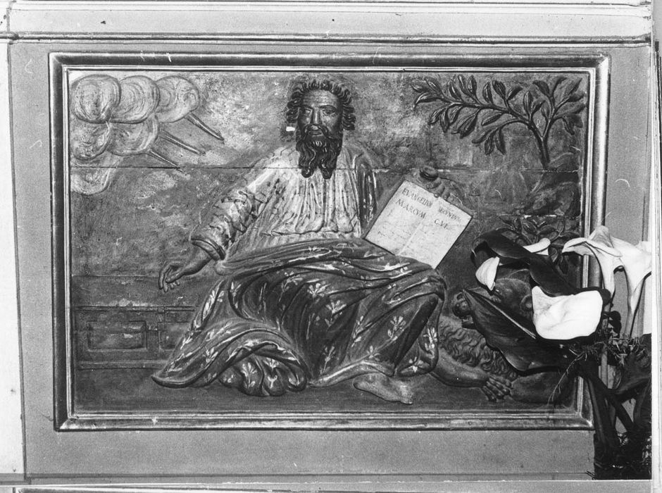 autel (maître-autel) avec devant d'autel, son retable et les deux retables latéraux avec leurs tableaux, les boiseries et trois bas-reliefs : Les Evangélistes, l'Annonciation et la Visitation