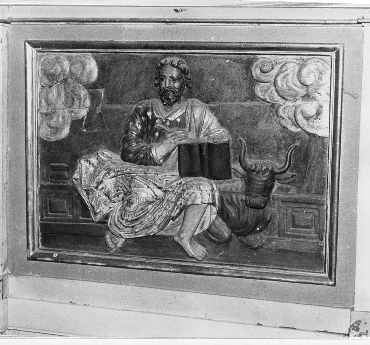 autel (maître-autel) avec devant d'autel, son retable et les deux retables latéraux avec leurs tableaux, les boiseries et trois bas-reliefs : Les Evangélistes, l'Annonciation et la Visitation