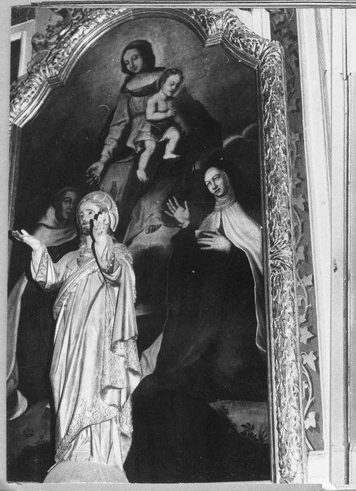 autel (maître-autel) avec devant d'autel, son retable et les deux retables latéraux avec leurs tableaux, les boiseries et trois bas-reliefs : Les Evangélistes, l'Annonciation et la Visitation