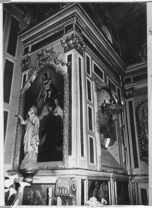 autel (maître-autel) avec devant d'autel, son retable et les deux retables latéraux avec leurs tableaux, les boiseries et trois bas-reliefs : Les Evangélistes, l'Annonciation et la Visitation