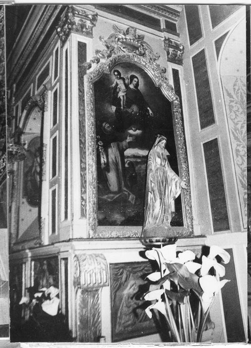 autel (maître-autel) avec devant d'autel, son retable et les deux retables latéraux avec leurs tableaux, les boiseries et trois bas-reliefs : Les Evangélistes, l'Annonciation et la Visitation