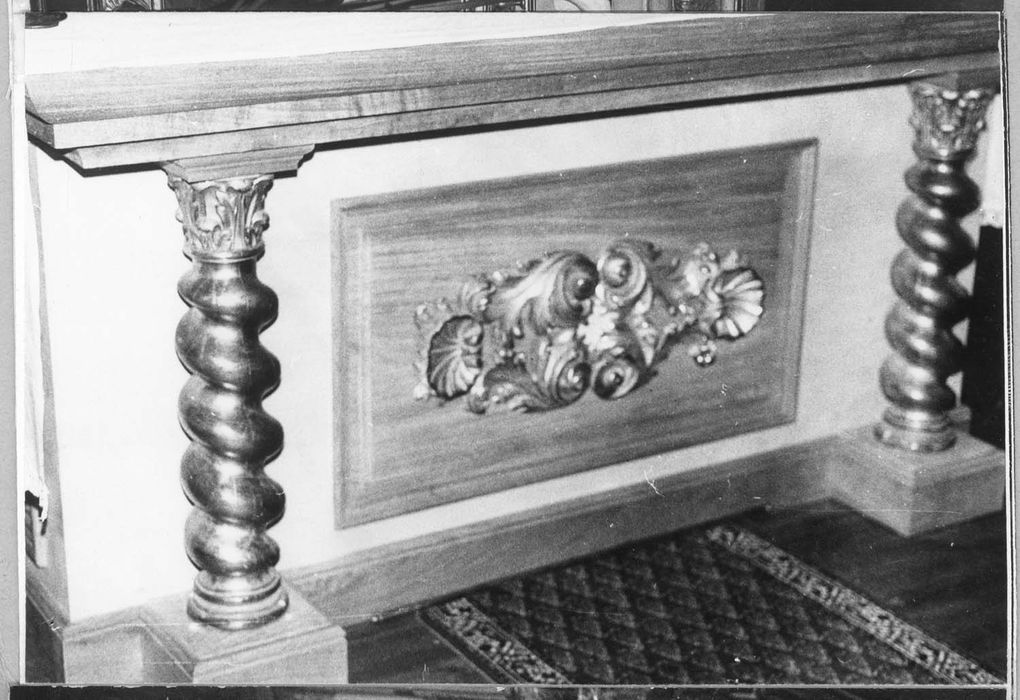 autel (maître-autel) avec devant d'autel, son retable et les deux retables latéraux avec leurs tableaux, les boiseries et trois bas-reliefs : Les Evangélistes, l'Annonciation et la Visitation