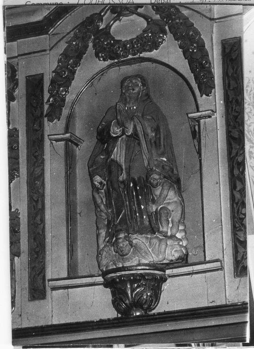 autel (maître-autel) avec devant d'autel, son retable et les deux retables latéraux avec leurs tableaux, les boiseries et trois bas-reliefs : Les Evangélistes, l'Annonciation et la Visitation