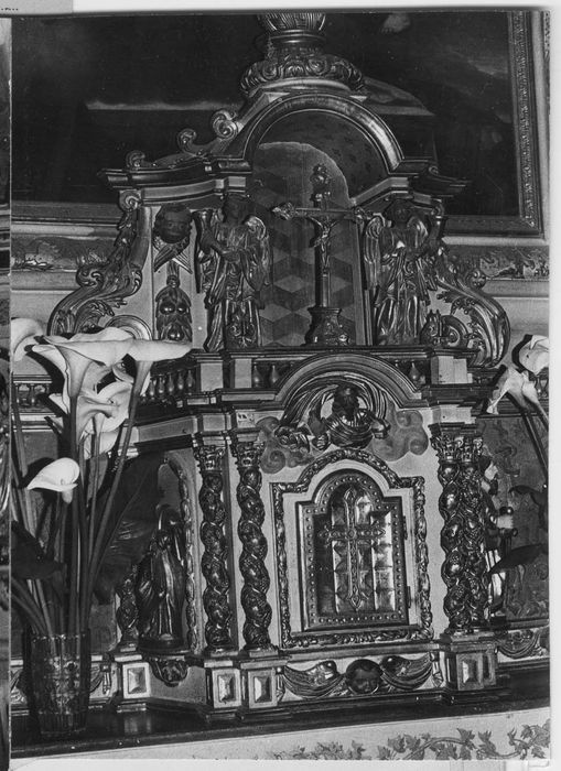 autel (maître-autel) avec devant d'autel, son retable et les deux retables latéraux avec leurs tableaux, les boiseries et trois bas-reliefs : Les Evangélistes, l'Annonciation et la Visitation