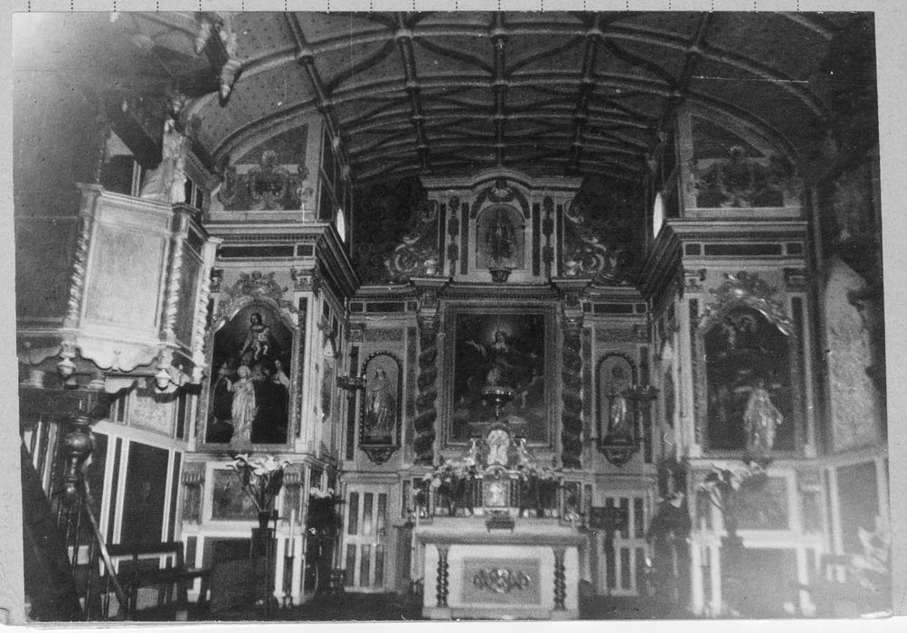 autel (maître-autel) avec devant d'autel, son retable et les deux retables latéraux avec leurs tableaux, les boiseries et trois bas-reliefs : Les Evangélistes, l'Annonciation et la Visitation