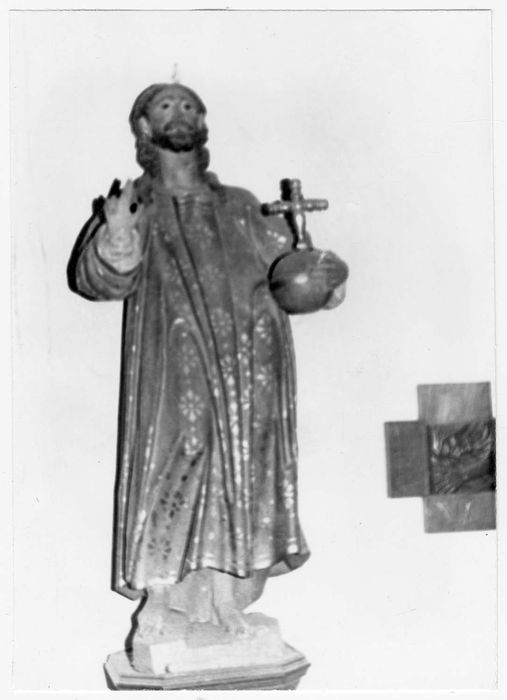 Statue : Christ tenant le globe