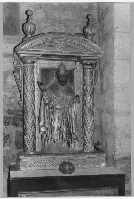 Retable et statue : Saint Pierre en pape