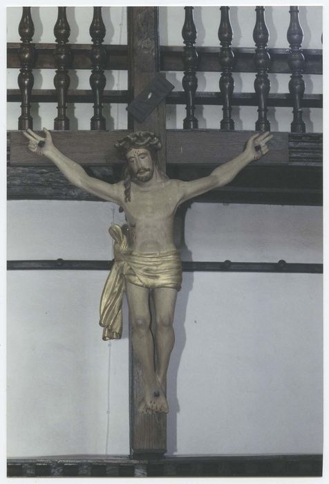 statue : Christ en croix