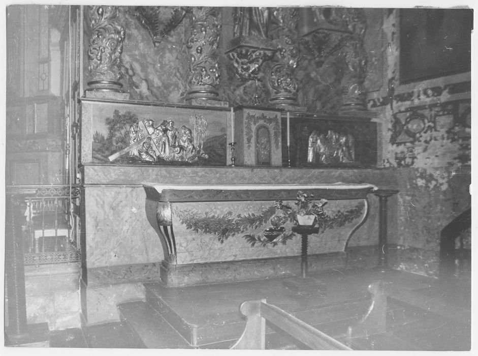 retables latéraux et statues