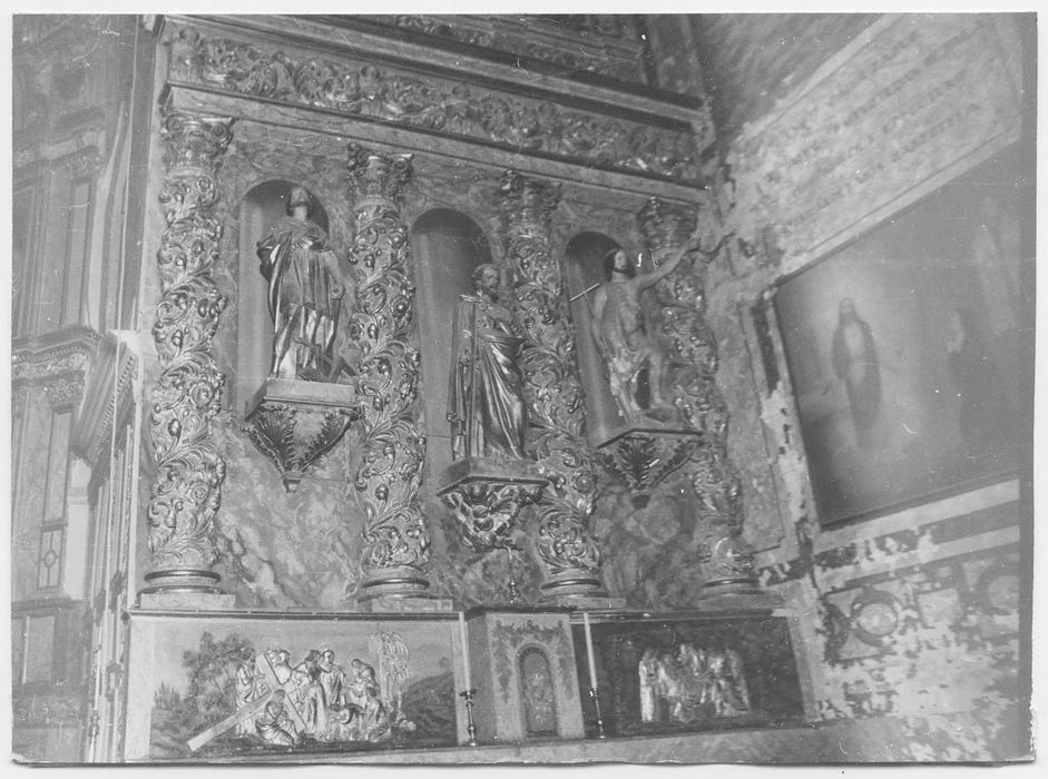 retables latéraux et statues