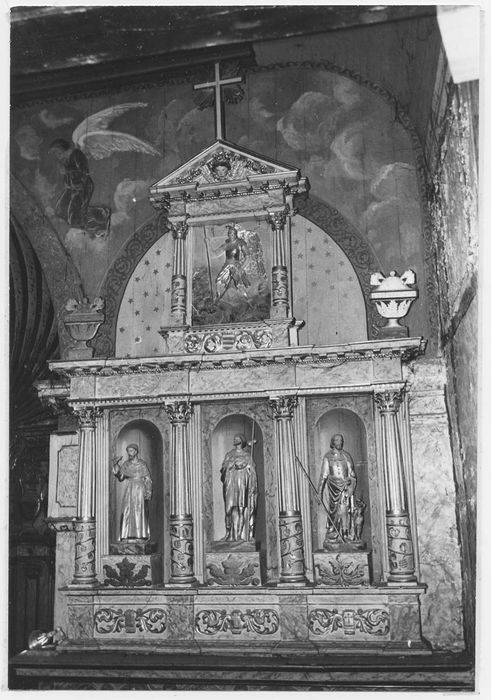 retables latéraux et statues