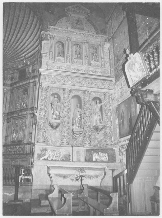 retables latéraux et statues