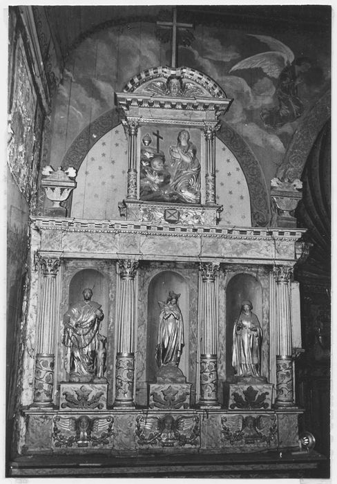 retables latéraux et statues