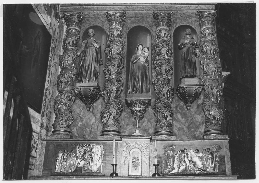 retables latéraux et statues