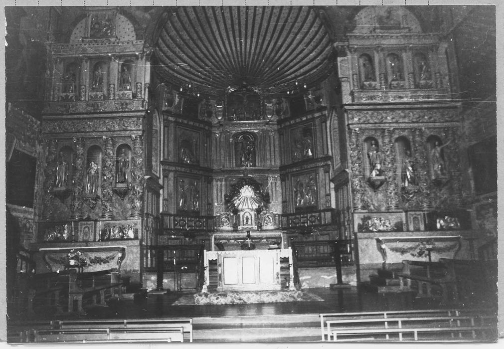 retables latéraux et statues