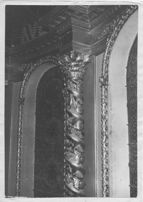 décor du choeur avec autel, retable en trompe-l'oeil, chandeliers, peinture murale de la voûte, verrières