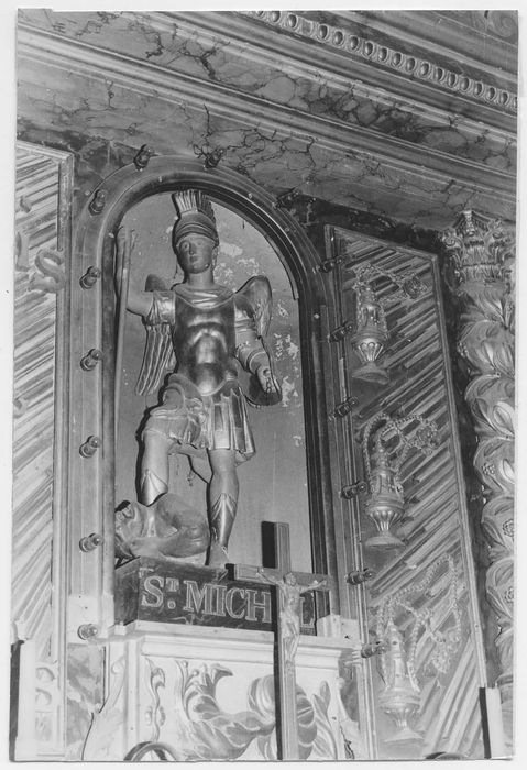 5 autels, 5 retables, clôture de choeur, lambris de revêtement, escalier, tableaux, statues (maître-autel, autels secondaires)