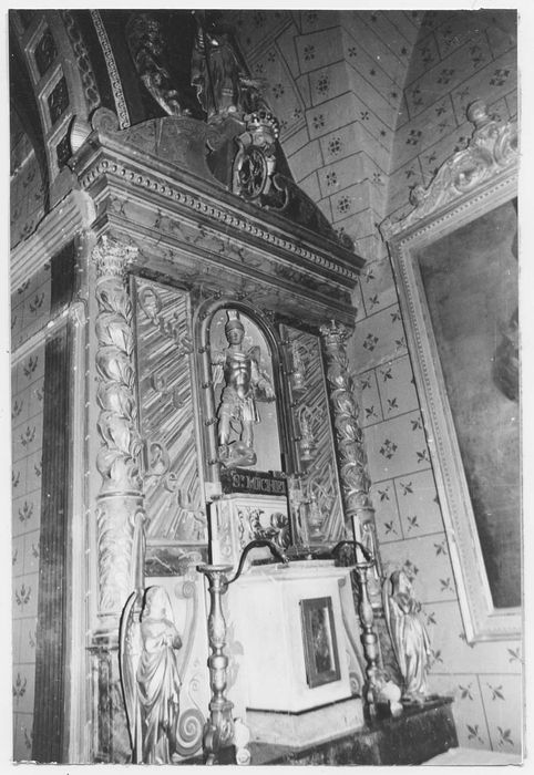 5 autels, 5 retables, clôture de choeur, lambris de revêtement, escalier, tableaux, statues (maître-autel, autels secondaires)