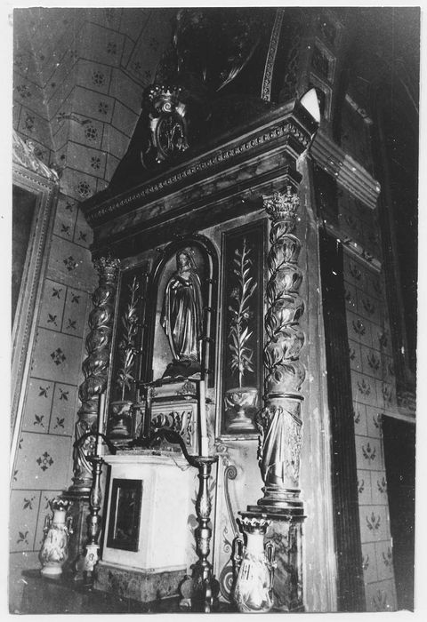 5 autels, 5 retables, clôture de choeur, lambris de revêtement, escalier, tableaux, statues (maître-autel, autels secondaires)