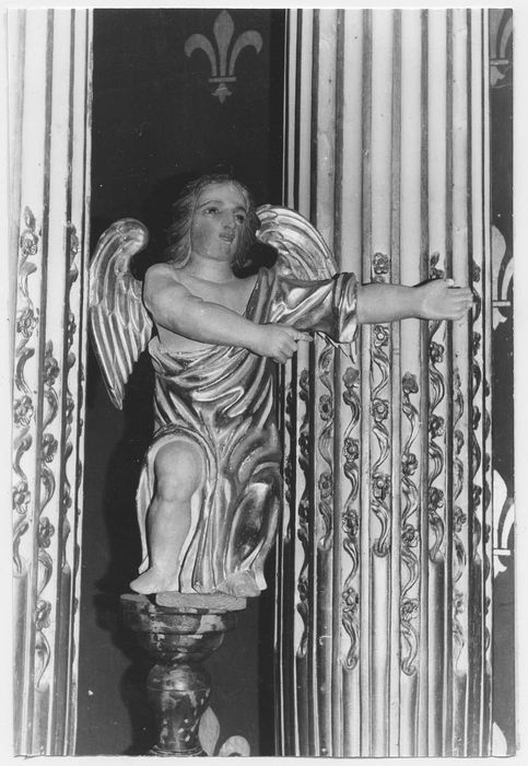 5 autels, 5 retables, clôture de choeur, lambris de revêtement, escalier, tableaux, statues (maître-autel, autels secondaires)