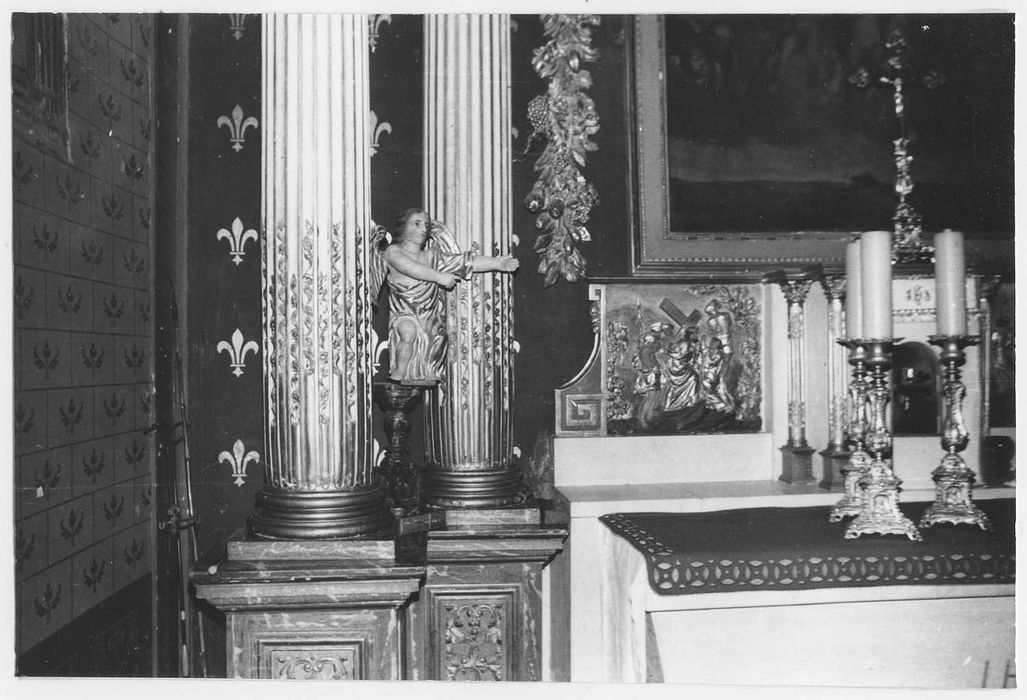 5 autels, 5 retables, clôture de choeur, lambris de revêtement, escalier, tableaux, statues (maître-autel, autels secondaires)