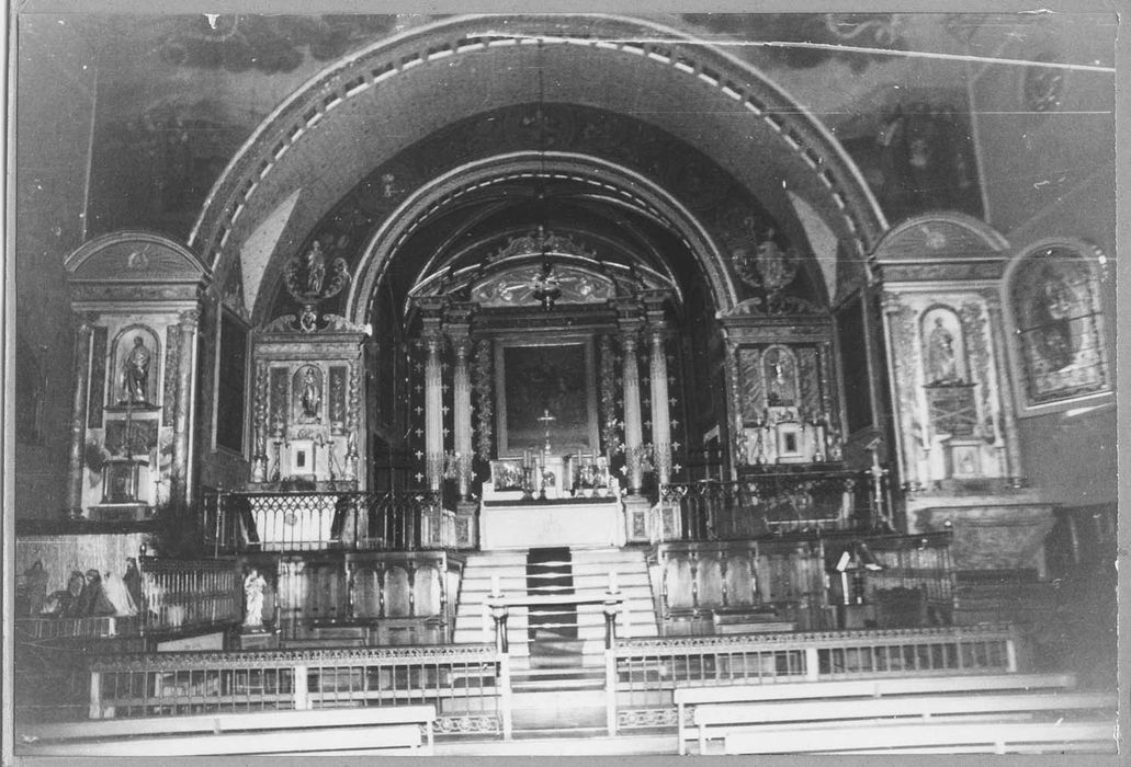 5 autels, 5 retables, clôture de choeur, lambris de revêtement, escalier, tableaux, statues (maître-autel, autels secondaires)