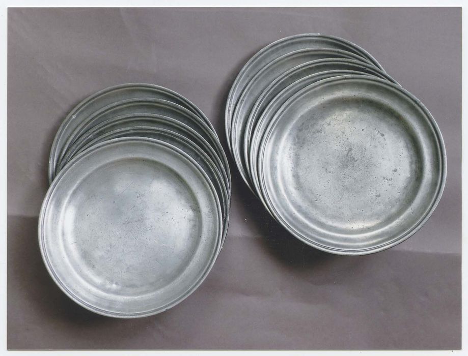 Dix assiettes plates