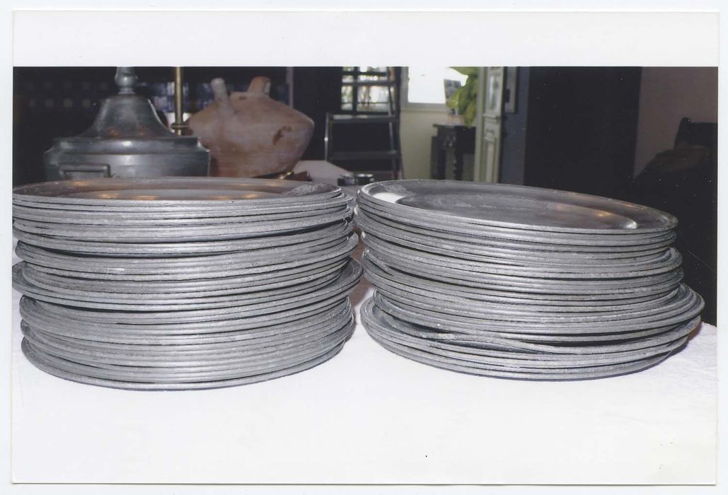 Cinquante-cinq assiettes