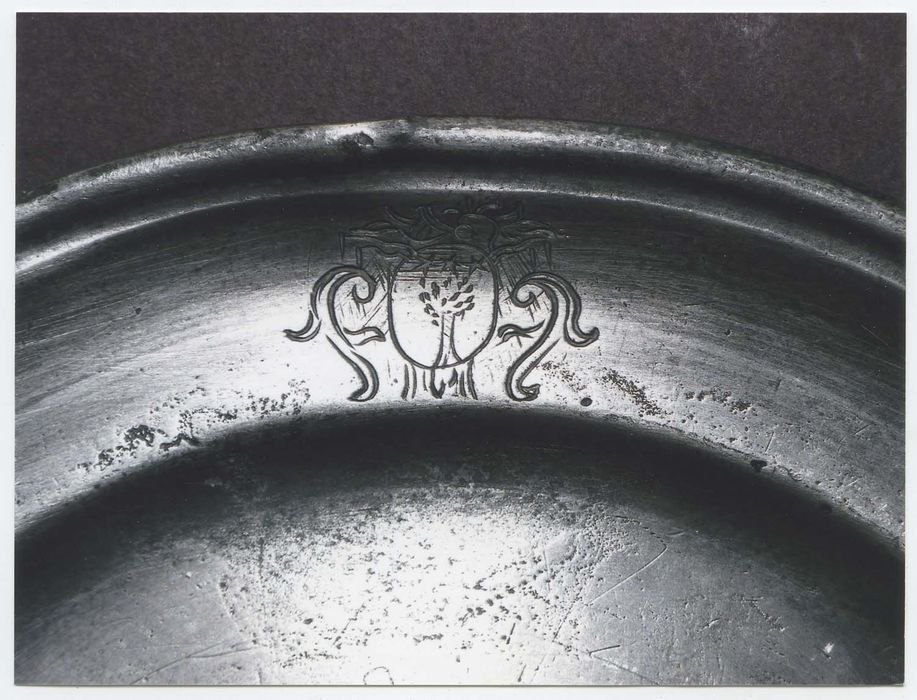 cinquante-cinq assiettes