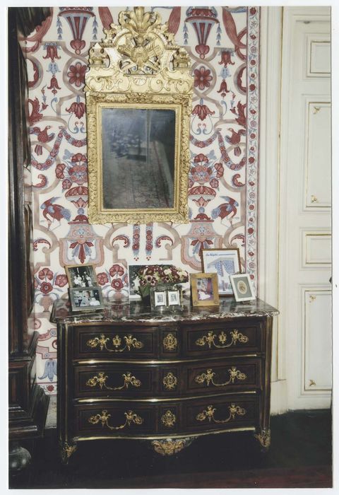 Commode (plateau marbre rouge et blanc)